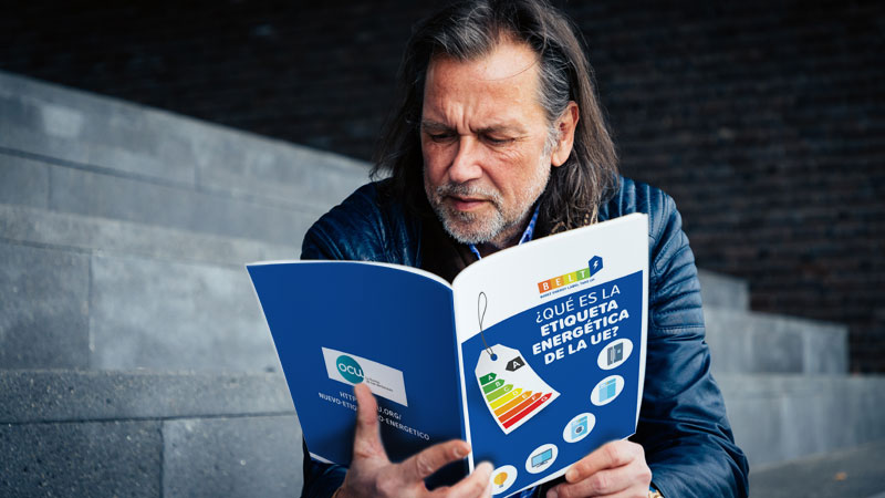 hombre leyendo folleto sobre etiquetas energeticas